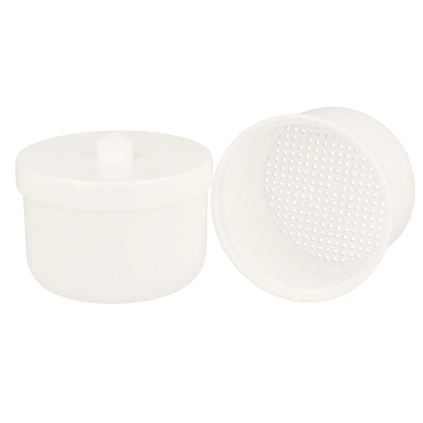 Dr. Bauer's Reinigungsbad-Dose weiß: Zwei weiße Kunststoffbehälter, ideal für Zahnspangen- oder Prothesenreinigung-einer mit Deckel, einer mit perforiertem Klarspüleinsatz.