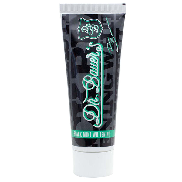 Eine 75-ml-Tube Dr. Bauers Black Mint Whitening Zahnpasta mit blaugrünem und weißem Text auf schwarzem Hintergrund.