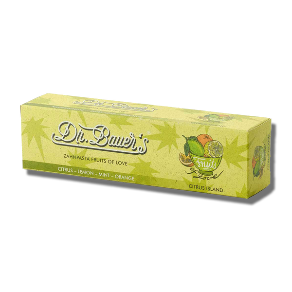 Eine grüne Schachtel Dr. Bauer's Zahnpasta Fruits of Love Citrus Island 90 ml mit Zitrusfrucht-Designs hebt natürliche Inhaltsstoffe für ein frisches, gesundes Lächeln hervor.