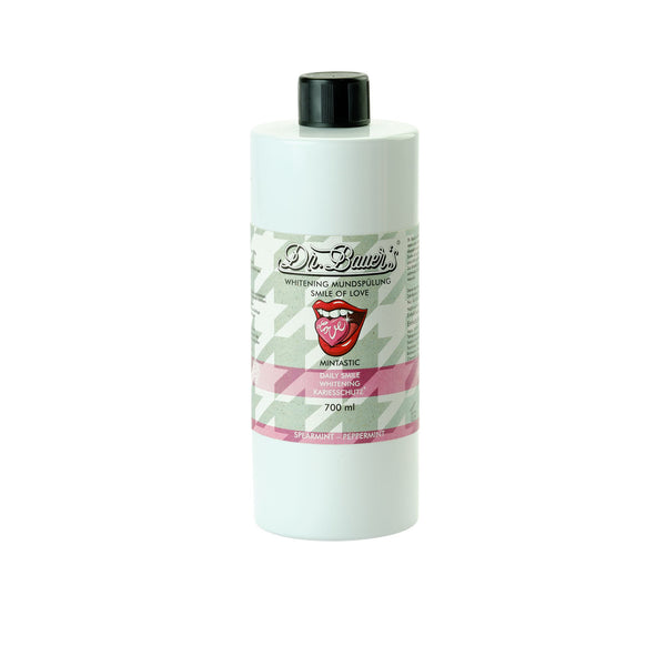 Eine weiße 700ml Flasche Dr. Bauer's Whitening Mundspülung Smile of Love Mintastic, mit schwarzem Verschluss und rotem Etikett, bietet einen Frischekick und zuverlässigen Kariesschutz.