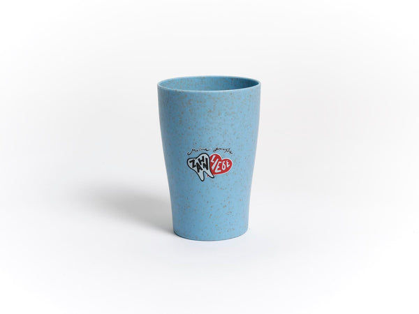 Dr. Bauer's Zahnputzbecher Stroh 4er Packung: Hellblau gesprenkelter Becher von Dr. Bauer's aus Stroh-Kunststoff-Mix mit grafischem Logo und Text auf der Vorderseite, abgebildet auf weißem Hintergrund.