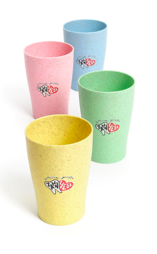 Dr. Bauer's Zahnputzbecher Stroh 4er Packung von Dr. Bauer's: Vier bunte Becher (gelb, pink, grün, blau) mit lustigen Cartoon-Logos aus einem Strohhalm-Kunststoff-Mix verschönern den Alltag auf jeder Arbeitsplatte.