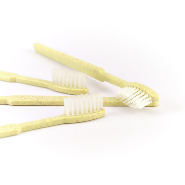 Drei Dr. Bauer's Einmalzahnbürsten -STROH- 100er Gelb mit weißen Borsten sind auf weißem Hintergrund angeordnet und zeigen ihr praktisches Design und ihren Komfort.