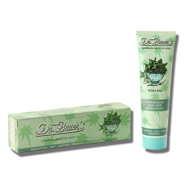 Dr. Bauers Zahnpasta Fruits of Love Koala Kiss 90 ml wird in einer frischen grünen Tube und Schachtel geliefert und enthält Eukalyptus- und Minzeblätter für ein sauberes Aussehen.