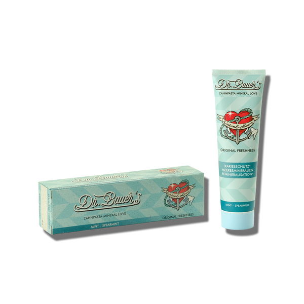 Eine Dr. Bauer's Zahnpasta Mineral Love Original Freshness 90ml Tube und Box, angereichert mit Mineralien und der FiChiFlaMi®-Formel für langanhaltende Frische, mit Minz-Grüne-Minze-Geschmack.