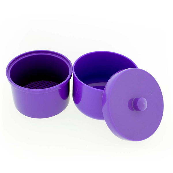 Dr. Bauer's Reinigungsbad-Dose flieder/lila: Set aus zwei lila Behältern, ideal für Zahnspangen oder Prothesen – einer mit Deckel, einer mit Netzboden – perfekt als Reinigungsbad auf weißem Untergrund.