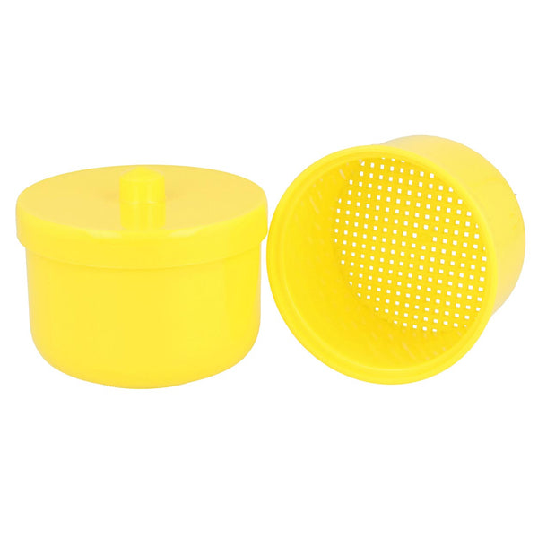 Dr. Bauer's Reinigungsbad-Dose gelb: Zwei gelbe Kunststoffbehälter – einer mit Deckel und einer mit perforiertem Boden – ideal zum Reinigen von Zahnspangen oder Prothesen.