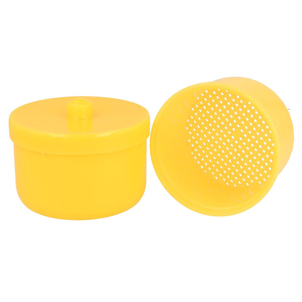 Zwei orangefarbene Reinigungsbad-Dosenbehälter von Dr. Bauer werden nebeneinander angezeigt – einer mit Deckel und einer mit perforiertem Boden – ideal zum Reinigen Ihrer Prothese oder Zahnspange.