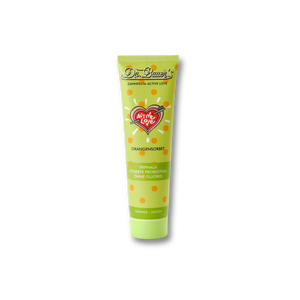 Eine grüne Tube von Dr. Bauer's Zahnpasta Active Love Orangen Sorbet 90ml mit Orangen- und Zitronengeschmack steht auf schwarzem Hintergrund.