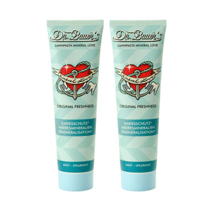 Zwei Tuben Dr. Bauer's Zahnpasta Mineral Love Original Freshness 90ml 2er Pack stehen Seite an Seite.