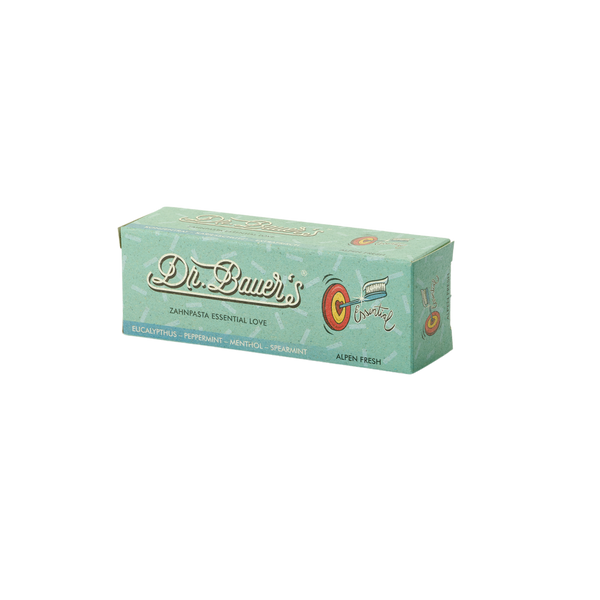 Eine grüne Dose Dr. Bauer's Zahnpasta Essential Love Alpen Fresh 50ml verspricht lang anhaltende Frische und zuverlässigen Kariesschutz mit konzentrierter Zahnpasta und ausgeprägten Geschmacksnoten.
