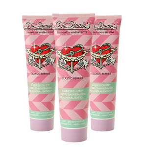 Drei Tuben Dr. Bauer's Zahnpasta Mineral Love Classic Berries 90ml, angereichert mit Meeresmineralien zur Stärkung des Zahnschmelzes-ideal für empfindliche Zähne. 3er Pack mit rotem Herz- und Ankerdesign.