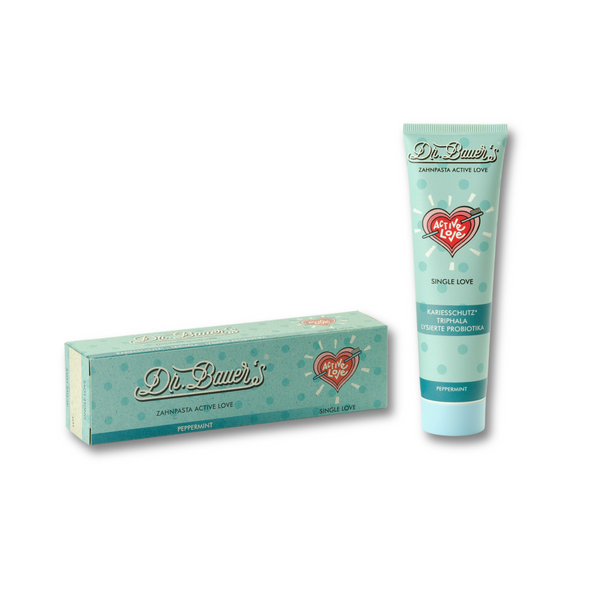 Dr. Bauer's Zahnpasta Active Love Single Love 90ml kommt in einer Box und Tube mit blauem Design und Herz-Logo und bietet einen erfrischenden Pfefferminz-Kick.
