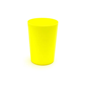 Auf einem schlichten weißen Untergrund steht aufrecht ein leuchtend gelber Dr. Bauer‘s Zahnputzbecher aus Kunststoff aus dem 4er-Pack.