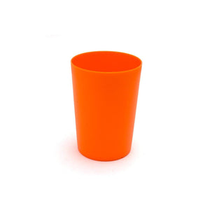 Die 4er-Packung Zahnputzbecher von Dr. Bauer’s besteht aus schlichten, orangefarbenen Plastikbechern, die aufrecht auf einem weißen Hintergrund stehen.