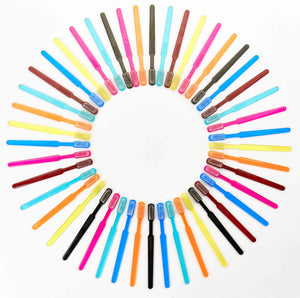 Die Einmalzahnbürsten mit Zahnpasta 100er Packung PINK von Dr. Bauer sind in einem sauberen kreisförmigen Muster mit nach außen gerichteten Griffen auf weißem Hintergrund angeordnet.