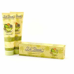 Dr. Bauer's Zahnpasta Fruits of Love Citrus Island 90ml, 2er Pack bringt eine erfrischende Zitrusnote in Ihr Badezimmer. Jede Packung enthält zwei Tuben Zahnpasta der bewährten Marke Dr. Bauer's für die tägliche Mundpflege.