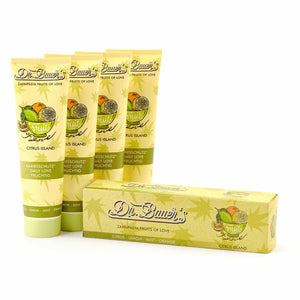 Dr. Bauer's Zahnpasta Fruits of Love Citrus Island 90ml, 4er Pack liefert eine erfrischende tägliche Reinigung und einen tropischen Zitrusgeschmack, mit einer lebendigen Verpackung mit Fruchtmotiven für ein strahlendes Lächeln.