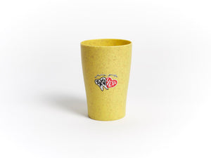 Dr. Bauer's Zahnputzbecher Stroh 4er Packung: Gelb gesprenkelter Becher aus einer Stroh-Kunststoff-Mischung mit dem THN VEG-Logo und darüber handgeschriebenem Text auf weißem Hintergrund. Marke: Dr. Bauer's.