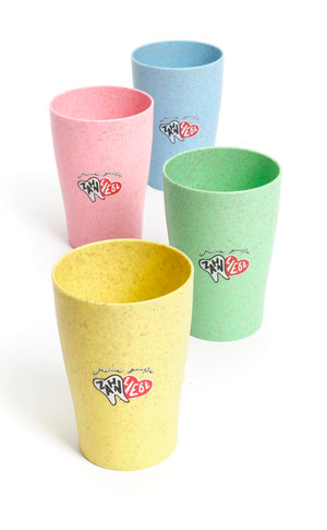 Dr. Bauer's Zahnputzbecher Stroh 4er Packung von Dr. Bauer's: Vier bunte Becher (gelb, pink, grün, blau) mit lustigen Cartoon-Logos aus einem Strohhalm-Kunststoff-Mix verschönern den Alltag auf jeder Arbeitsplatte.
