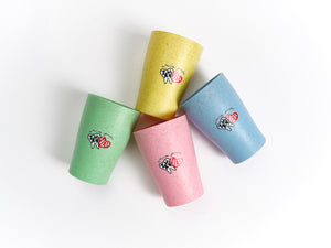 Dr. Bauer's Zahnputzbecher Stroh 4er Packung: Vier bunte Becher (grün, gelb, pink, blau) mit Zahnputzbecher und makellosem Logo von Dr. Bauer's, fächerförmig angeordnet – ideal für Ihre Zahnbürste.