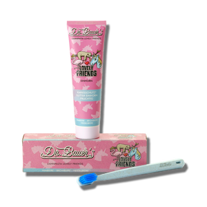 Dr. Bauer's Lovely Friends Einhorn Kinderzahnpasta mit Glitzer ab 6 Jahren, im passenden Karton und mit blau-weißem Zahnbürsten-Set, sorgt für eine zauberhafte Putzroutine für Kinder, die Spaß an der Zahnpflege haben.