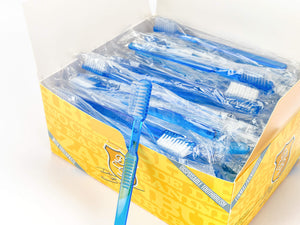 Eine Schachtel mit Dr. Bauer's Einmalzahnbürsten100er MIX (blau-grün-rot-pink) Einwegzahnbürsten von Dr. Bauer's, mit einer einzeln verpackten blauen Zahnbürste vorne drauf.