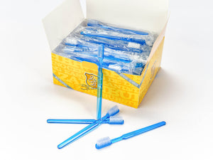 Eine gelbe Schachtel von Dr. Bauer's Einmalzahnbürsten mit Zahnpasta 100er Packung BLAU, mit einzeln verpackten blauen Zahnbürsten und drei unverpackten Zahnbürsten davor.
