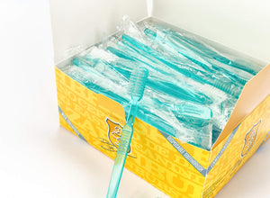 Eine Schachtel Dr. Bauer's Einmalzahnbürsten mit Zahnpasta 100er Packung GRÜN mit einzeln verpackten grünen Zahnbürsten, eine vorne platziert.