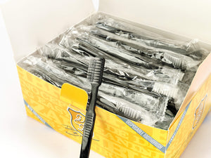 Eine Schachtel mit Dr. Bauer's Einmalzahnbürsten 100er MIX (blau, grün, rot, schwarz) Einwegzahnbürsten von Dr. Bauer's, mit einer einzeln verpackten schwarzen Zahnbürste auf der Vorderseite.