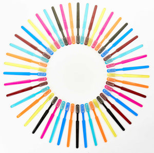 Dr. Bauer's Einmalzahnbürsten mit Zahnpasta 100er Packung ROT von Dr. Bauer's, in Kreisform auf weißem Hintergrund angeordnet, die Bürstengriffe nach außen gerichtet.