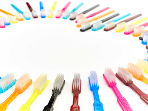 Dr. Bauer's Einmalzahnbürsten mit Zahnpasta 100er Packung ROT von Dr. Bauer's im Halbkreis auf weißem Hintergrund mit Mittelraum angeordnet.