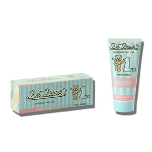 Dr. Bauer's Zahnpasta First Love Sweet Berries ohne Fluorid (50ml) für Kinder: Zahnpasta mit süßem Beeren-Geschmack, natürlichen Wirkstoffen und niedlichem Teddy-Bären-Motiv auf Tube & Karton.