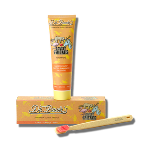 Dr. Bauer's Zahnpasta Lovely Friends Flamingo 90 ml wird mit einer kleinen Zahnbürste in einer leuchtend orange-gelben Verpackung mit glitzernden Flamingos geliefert – perfekt zum Zähneputzen!.