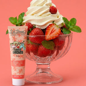Eine Schale Erdbeeren mit Schlagsahne steht neben einer Tube Dr. Bauer's Zahnpasta Lovely Friends Teddy 90ml, aber die mitgelieferte Produktbeschreibung enthält nur den CSS-Code und keine eigentlichen Produktinformationen.
