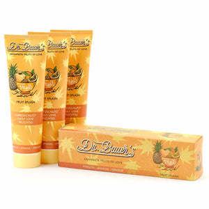 Drei Tuben Dr. Bauer's Zahnpasta Fruits of Love Fruit Splash 90ml (3er Pack) in einer Verpackung mit Fruchtmotiven.