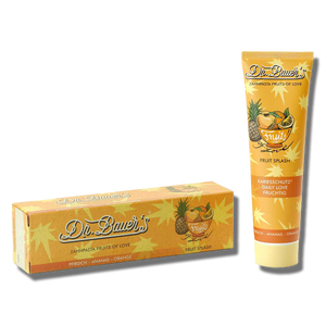 Eine Tube und eine Schachtel Dr. Bauer's Zahnpasta Fruits of Love Fruit Splash 90 ml sind mit Orangen-, Ananas- und Mango-Illustrationen versehen und versprechen sanfte Reinigung und exotische Fruchtaromen.