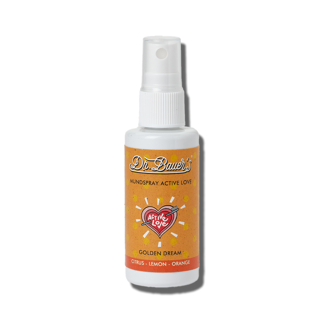 Eine kompakte 50-ml-Sprühflasche mit der Aufschrift „Dr. Bauer’s Golden Dream Mundspray“ bietet zitronige Frische und antibakterielle Wirkung.