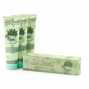 Drei Tuben Dr. Bauer's Zahnpasta Fruits of Love Koala Kiss 90ml sind enthalten und bieten eine erfrischende Reinigung mit einzigartigen Aromen.
