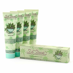 Vier Tuben Dr. Bauer's Zahnpasta Fruits of Love Koala Kiss 90ml auf weißem Hintergrund; beachten Sie, dass die Produktbeschreibung nur den CSS-Code angibt, ohne tatsächliche Produktangaben.