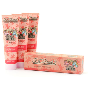 Eine Schachtel Dr. Bauer's Zahnpasta Lovely Friends Teddy 90ml (3er Pack), Erdbeer-Minze-Geschmack in rosa Verpackung, mit Helvetica Neue für einen frischen, verspielten Look.