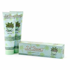 Zwei Tuben Dr. Bauer's Zahnpasta Fruits of Love Mint Kiss 90ml, 2er Pack von Dr. Bauer's-Hinweis: Die Produktbeschreibung erscheint als CSS-Code anstelle von Text.