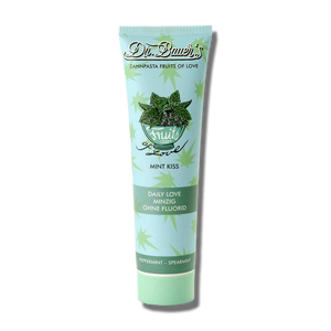 Eine 90-ml-Tube Dr. Bauers Zahnpasta Fruits of Love Mint Kiss, gekennzeichnet als fluoridfrei, mit Minze und Krauseminzblättern auf der Vorderseite für natürliche Frische.