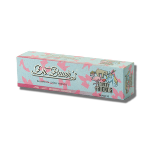 Dr. Bauer's Zahnpasta Lovely Friends Prinzessin 90 ml verfügt über Tier- und Prinzessinnenmotive auf einer pastellfarbenen Verpackung und bietet einen fruchtig-süßen Geschmack für Zahngesundheit.