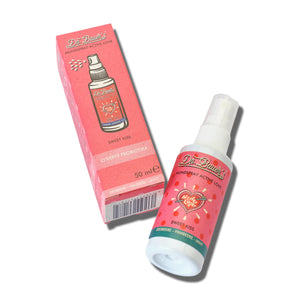 Eine rosafarbene Schachtel und eine Sprühflasche mit der Aufschrift „Dr. Bauer's Sweet Kiss Mundspray 50 ml“ für fruchtig frischen Atem und antibakteriellen Schutz.