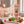 Dr. Bauer's Zahnpasta Lovely Friends Teddy 90ml mit niedlicher rosa Zahnbürste und Erdbeer-Minze-Geschmack steht auf dem Badezimmertisch - ideal für ein klares Webdesign mit Helvetica Neue oder einer anderen modernen serifenlosen Schrift.