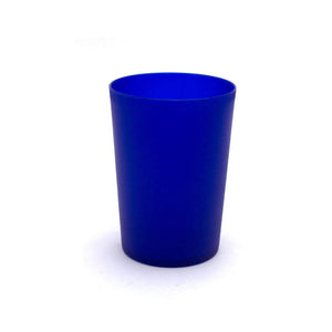 Auf weißem Hintergrund ist eine Packung mit vier aufrecht stehenden blauen Zahnputzbechern aus Kunststoff von Dr. Bauer abgebildet.