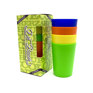 Vier bunte Plastikbecher aus der 4er-Packung Zahnputzbecher von Dr. Bauer sind neben einer grünen Dr. Bauer-Box gestapelt, die durch ein Fenster die Becher im Inneren zeigt.