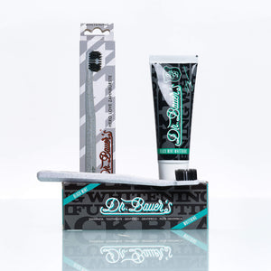 Das Dr. Bauer’s Hero Love Whitening Set von Dr. Bauer’s beinhaltet die Black Mint Whitening Zahnpasta mit Aktivkohle, elegant verpackt in Schwarz und Weiß, aufrecht stehend auf weißem Untergrund.