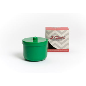 Grüne Dr. Bauer's Reinigungsbad-Dose mit Deckel neben einer Schachtel mit der Aufschrift „Dr. Bauer's für Prothesen und Zahnspangen Reinigungsbad“, dargestellt auf weißem Hintergrund.